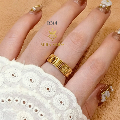 R314 – Classic Textured Screw Motif Design Signature Band Ring | MIRA MODA