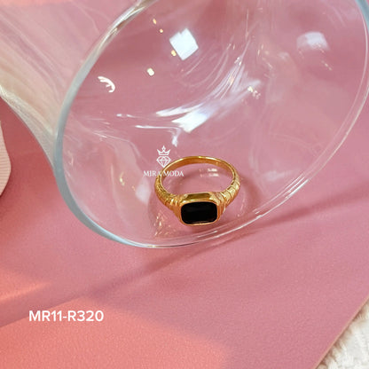 R320 Chunky Gold Signet Ribbed Ring Emerald Cut